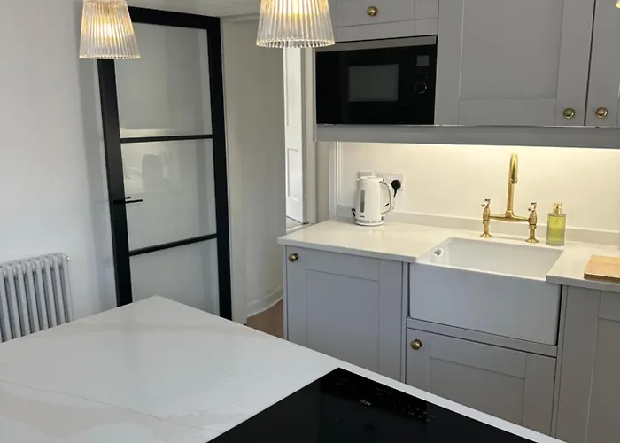 Luxury High Street Apartment